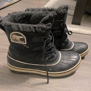 Womans Winter sorel short boots.
